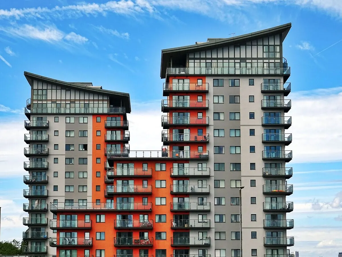 Complejo residencial de torres de apartamentos con balcones bajo cielo despejado